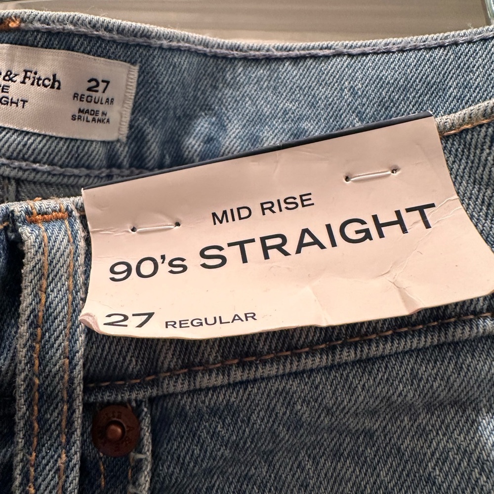 NEW Abercrombie & Fitch Mid Rise 90s Straight Jeans.